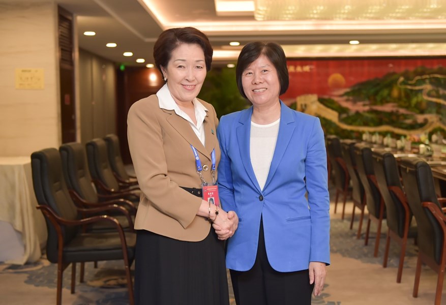 28.05.2019 Deputy Chairman of the Mazhilis Gulmira Isimbaeva officially presented to the Chairman of the Standing Committee of the National People’s Congress Li Zhanshu an invitation on behalf of the Chairman of the Mazhilis of the Parliament of the Republic of Kazakhstan N. Nigmatulin to participate in the 4th Meeting of Speakers of the Eurasian Countries’ Parliaments, as well as an invitation of the Speaker to an official visit to Kazakhstan
