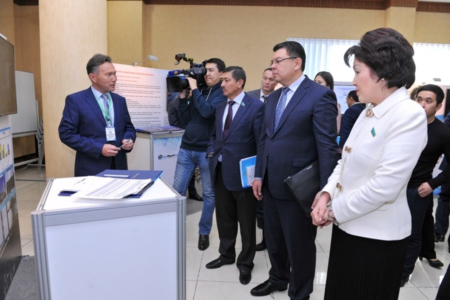 21 ноября 2016 года перед депутатами выступил Министр Энергетики Республики Казахстан Бозумбаев Канат Алдабергенович с докладом на тему: «Развитие нефтегазового сектора Казахстана».